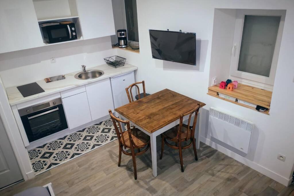 Maison De Village Meublee Avec Terrasse Donzere Luaran gambar