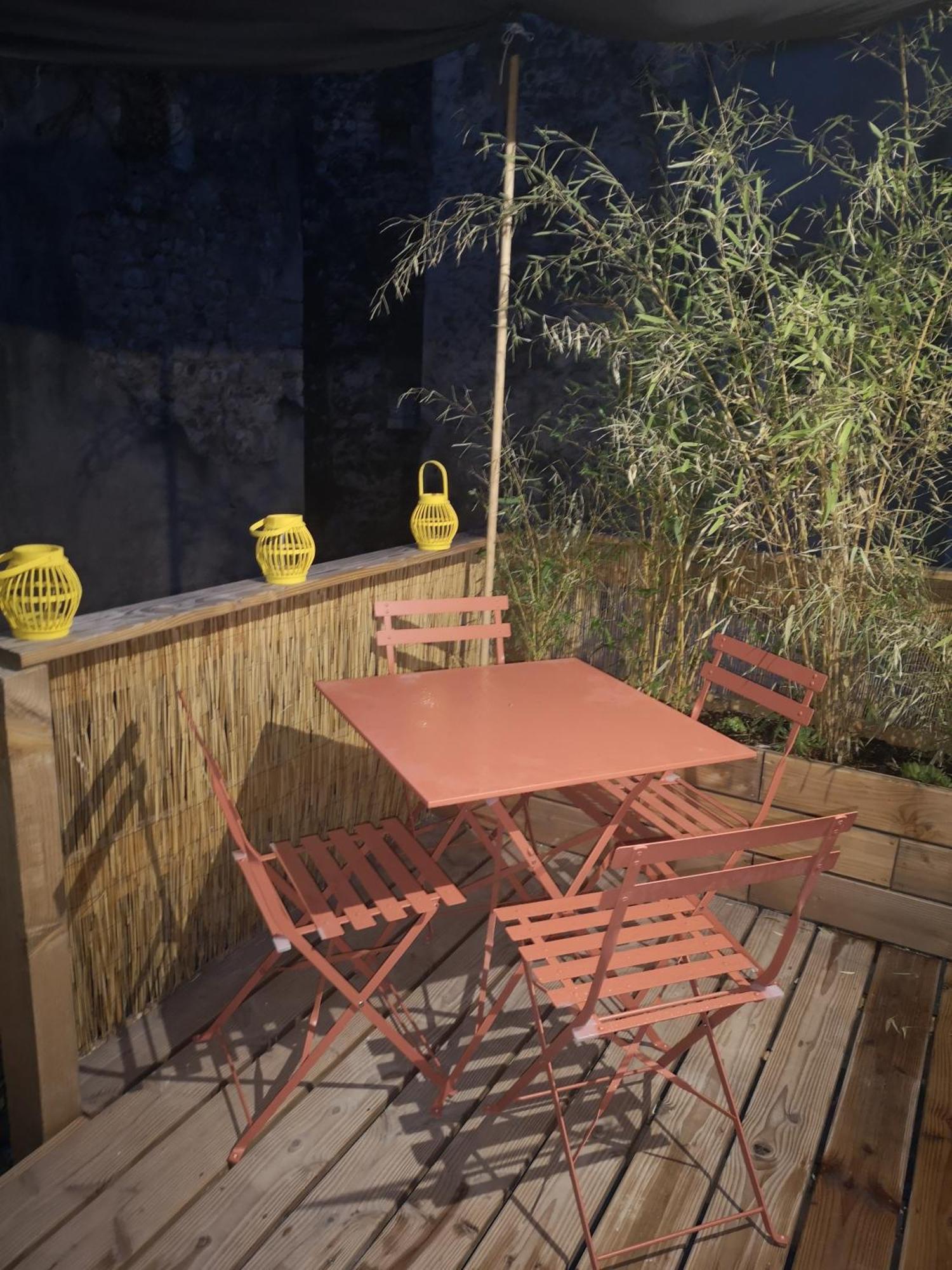 Maison De Village Meublee Avec Terrasse Donzere Bilik gambar