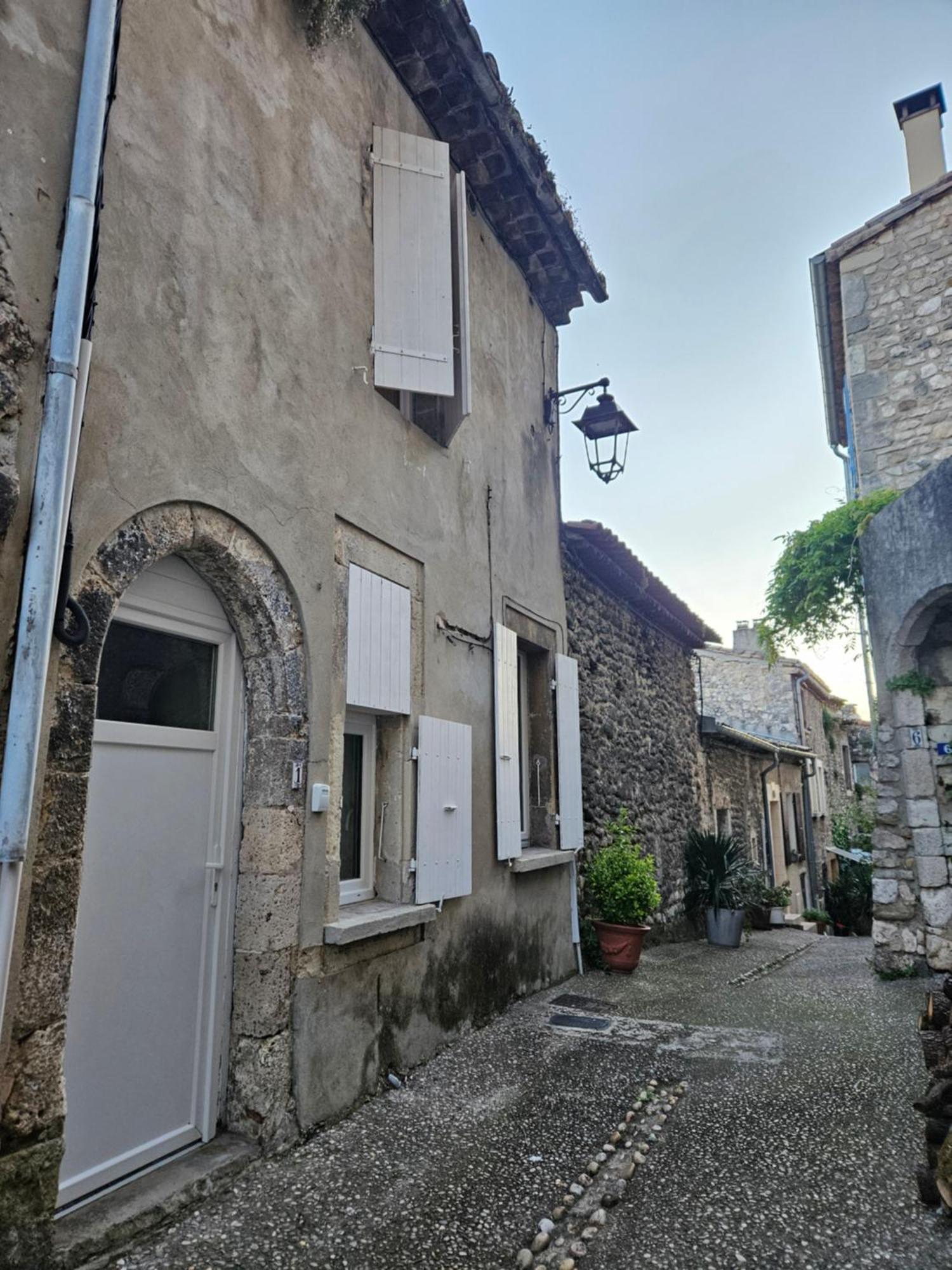 Maison De Village Meublee Avec Terrasse Donzere Luaran gambar